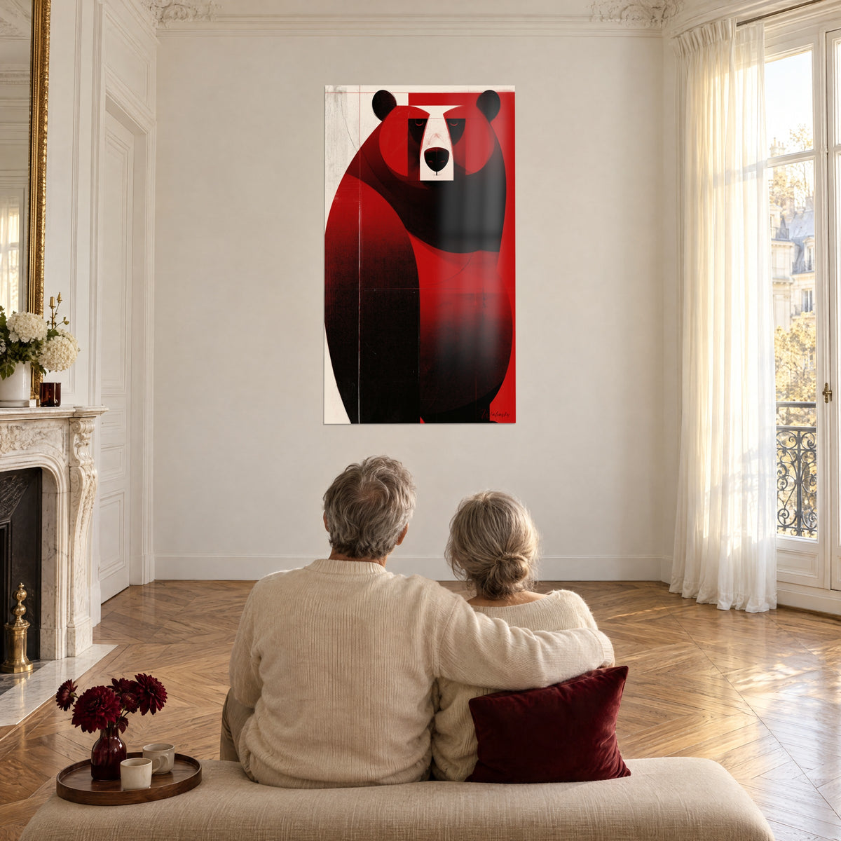 Tableau ours géométrique rouge vif et noir velouté, face au regard d'un couple de dos sur un canapé, salon vide aux hautes fenêtres