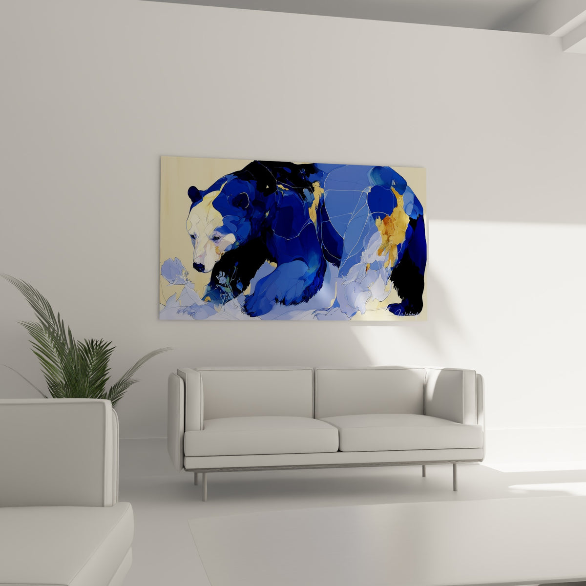 Ours brun aux teintes bleu nuit et dorées installé au-dessus d'un canapé dans un salon lumineux