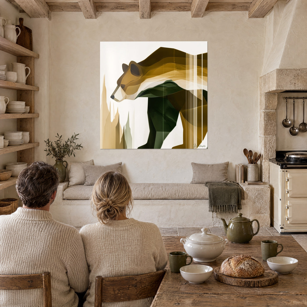 Schilderij grote gouden groene beer, vacht in doorschijnende lagen, verticale strepen, tegenover twee eters aan een tafel in een stenen keuken