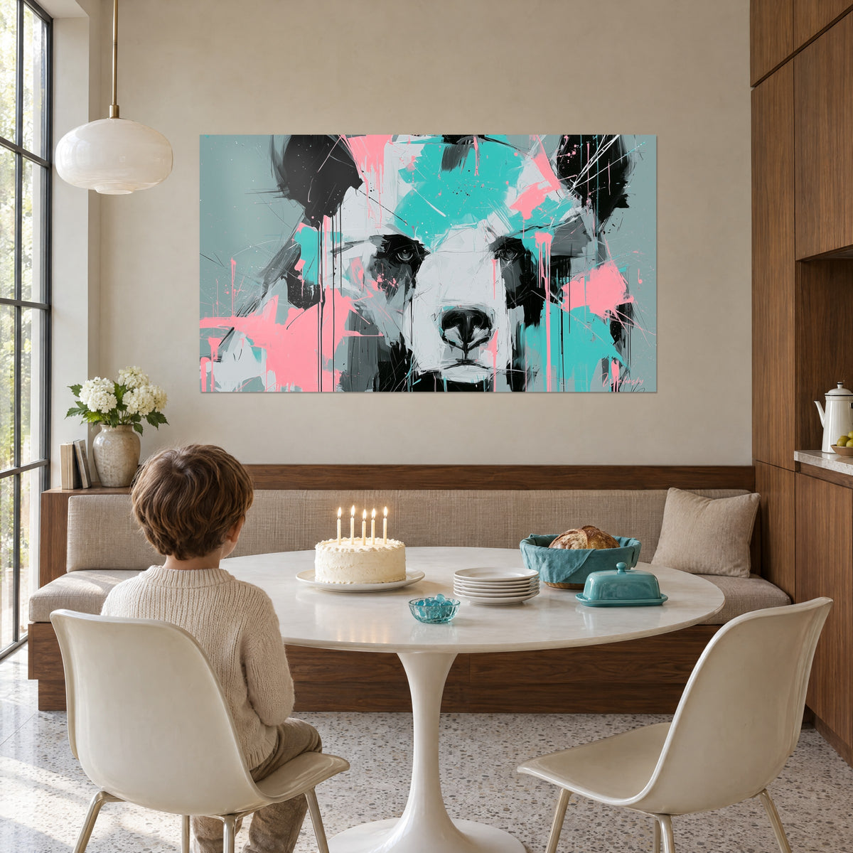Quadro maschera d'orso bianca e nera, colature nere e striature rosa e turchesi, di fronte a un tavolo rotondo apparecchiato per il tè pomeridiano