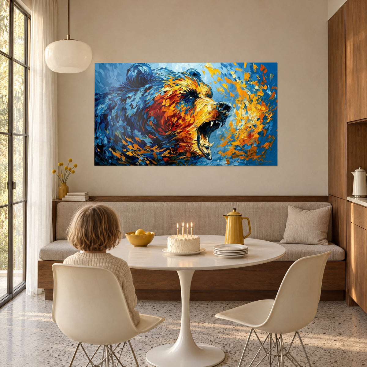 Tableau plantigrade rugissant, pelage bleu azur strié d'ocre et de rouille, gerbe d'éclats jaunes, mur beige près d'une table ronde