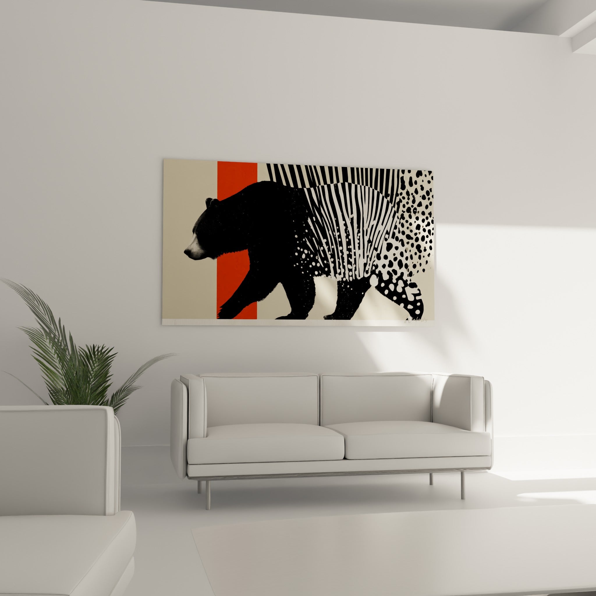 Ours brun tacheté et orange vif positionné au-dessus d'un canapé dans un salon lumineux