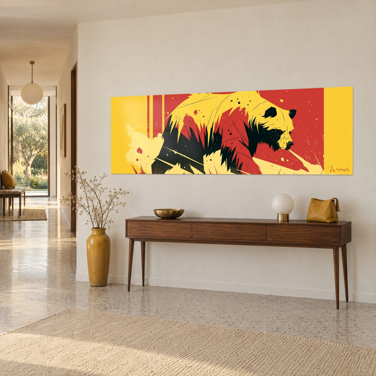 Quadro grizzly stilizzato in tinte piatte giallo senape e rosso, tratti neri spigolosi, su una parete beige sopra una consolle in legno