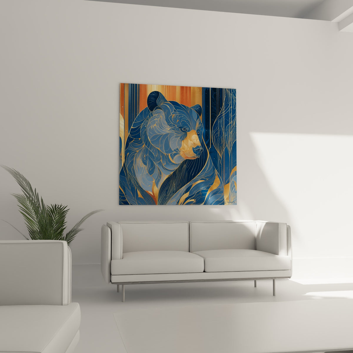 Ours brun aux motifs dorés et tons bleu nuit suspendu au-dessus d'un canapé dans un salon lumineux