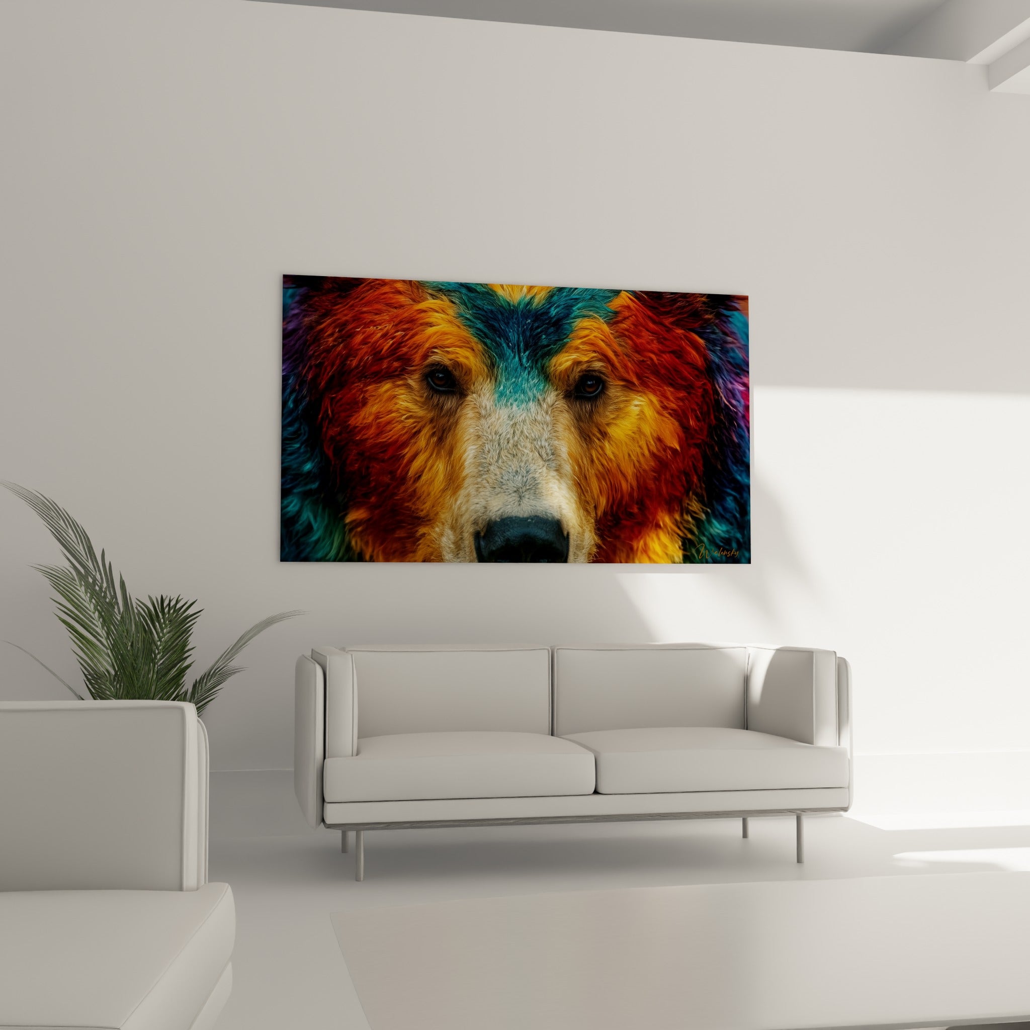 Ours brun coloré bleu pétrole et terracotta, placé au-dessus d'un canapé dans un salon lumineux