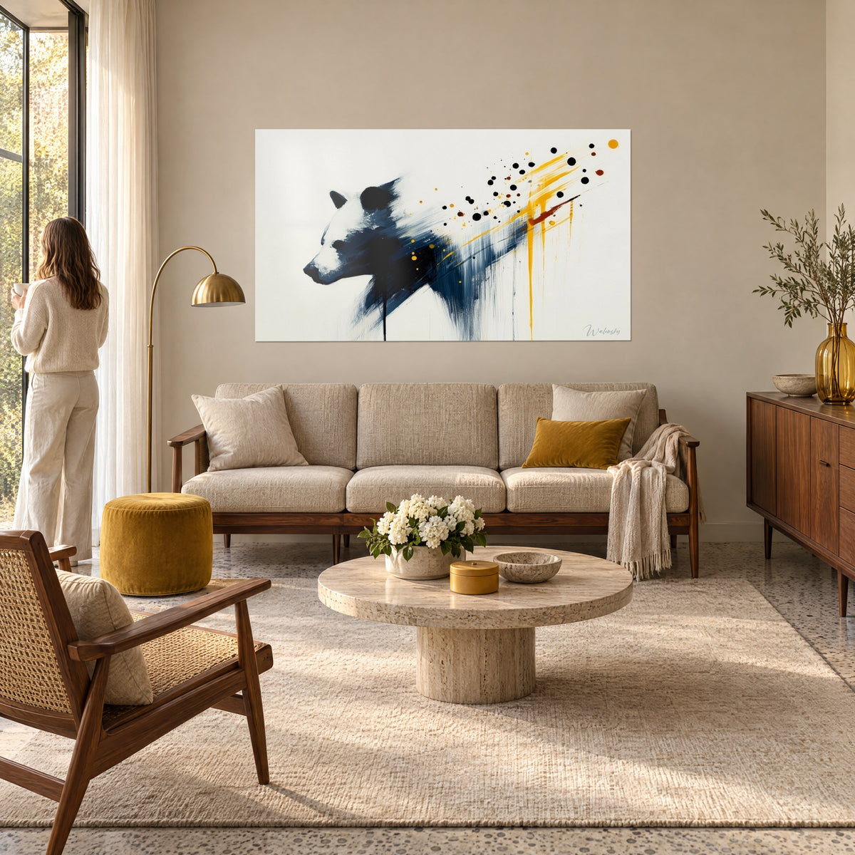 Quadro orso bruno dal pelo blu navy, schizzi giallo senape e gocce nere, sopra un divano in un soggiorno luminoso