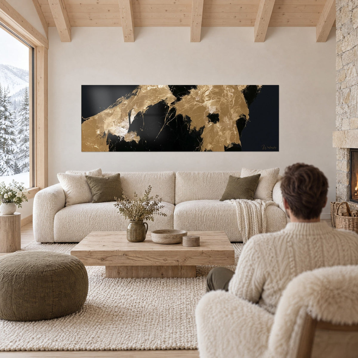 Quadro orso bruno in impasti dorati su fondo nero, visto di spalle da un uomo, sopra un divano in un soggiorno luminoso