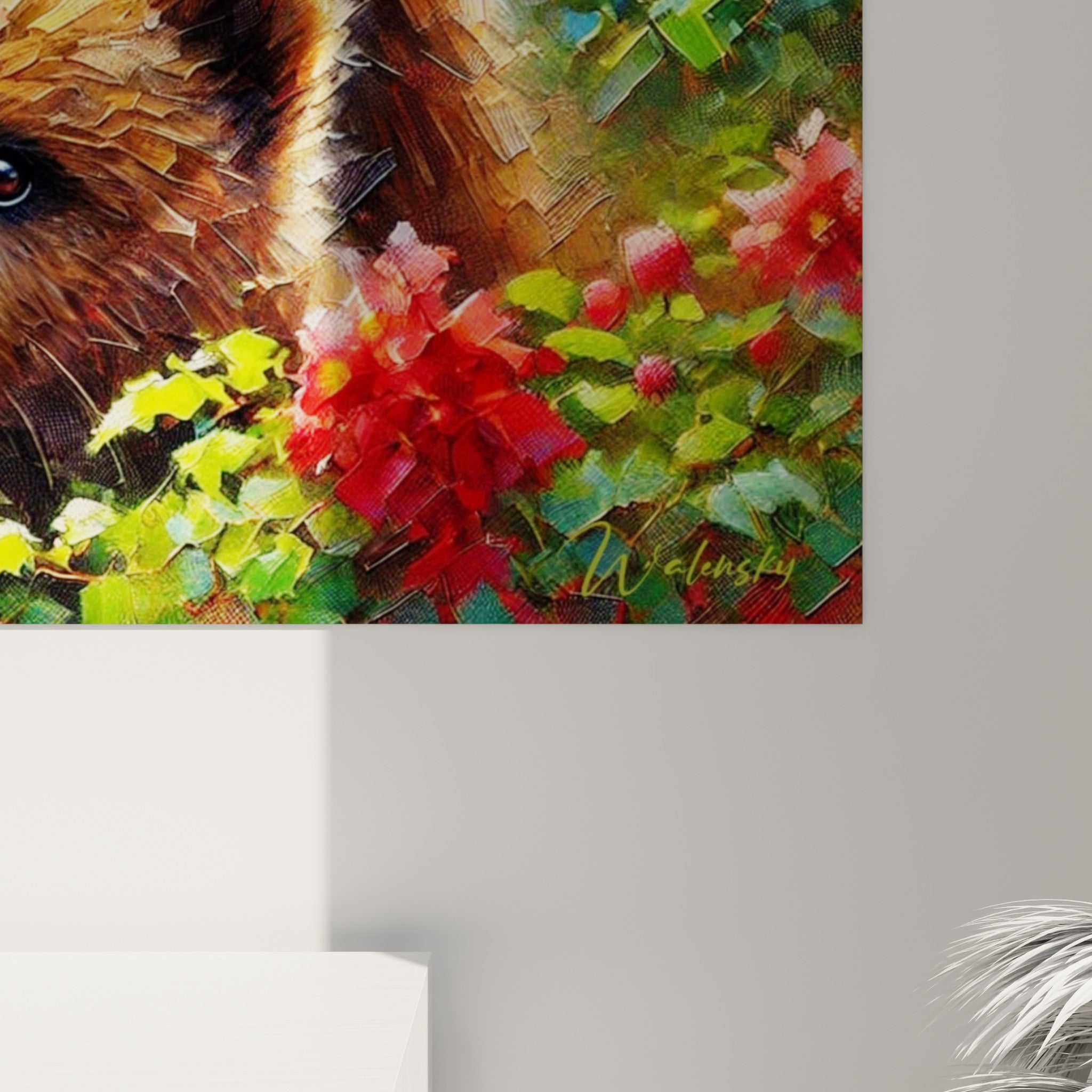 Empâtements épais révélant la fourrure brune et dorée de l'ours, coulures rouges et vertes des roses en gros plan