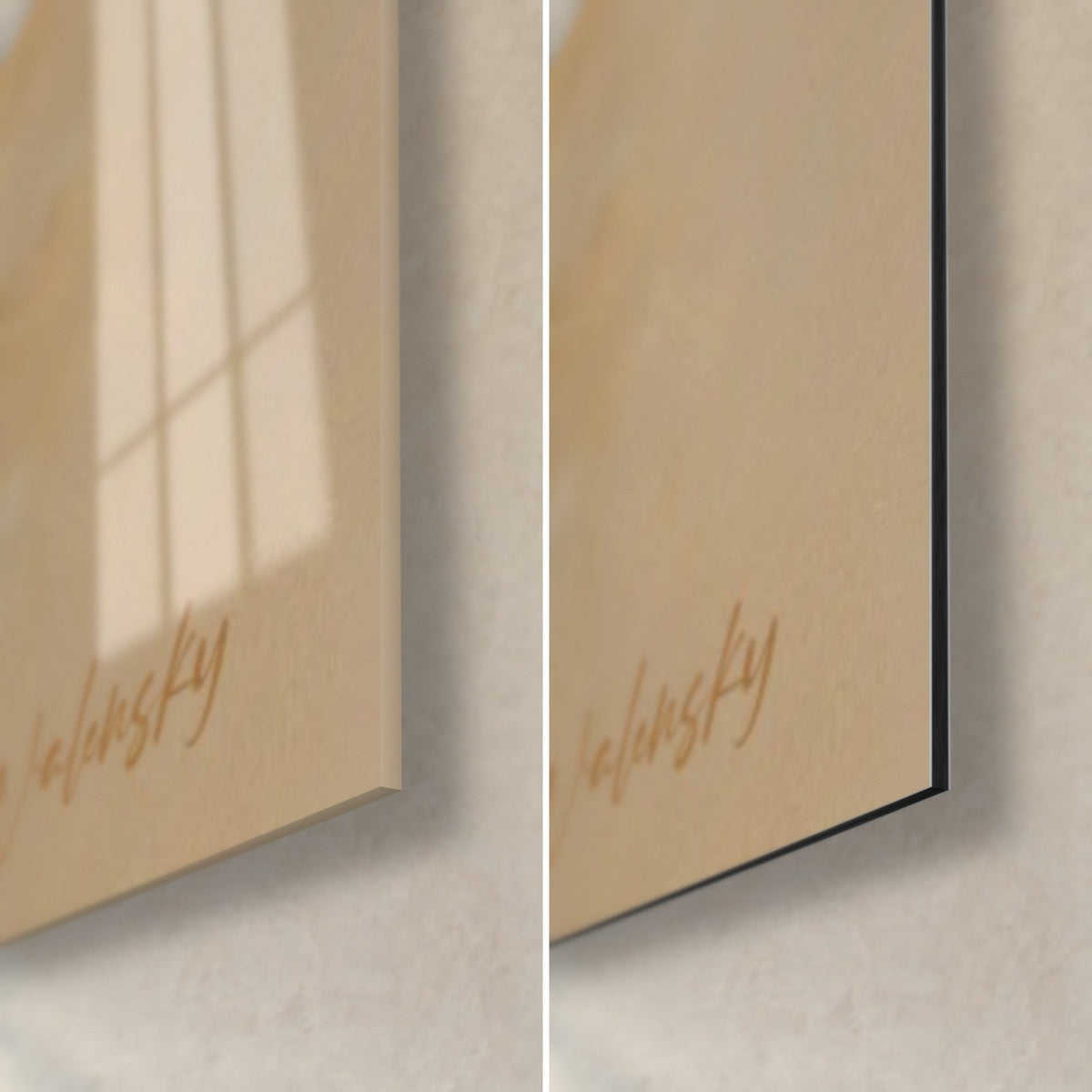 Tableau ourson crème et miel doré, coin bas droit : verre brillant à gauche, Dibond beige mat à droite, tranche noire de 3 mm