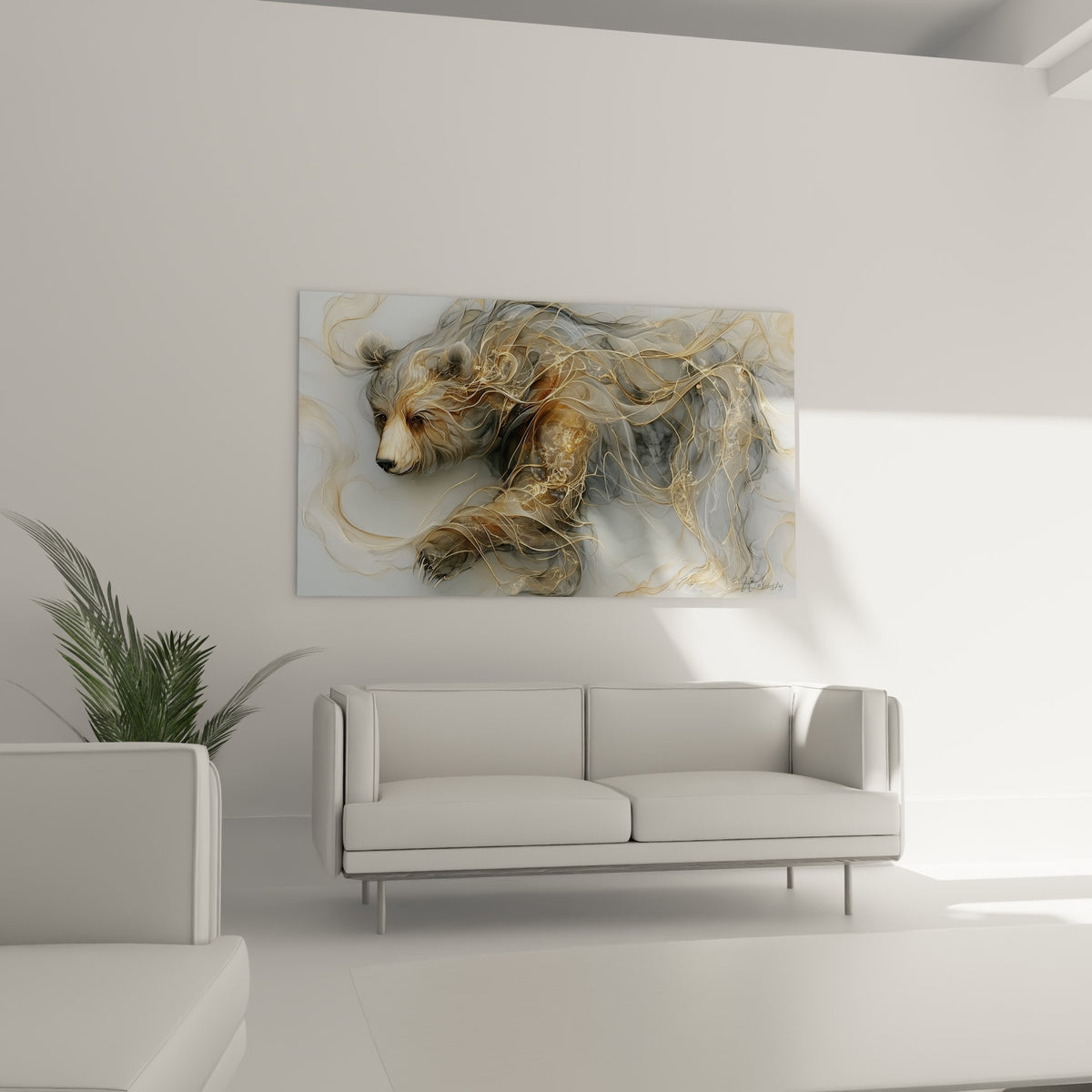 Créature d'ours brun texturée en or et gris pâle, suspendue au-dessus d'un canapé dans un salon lumineux