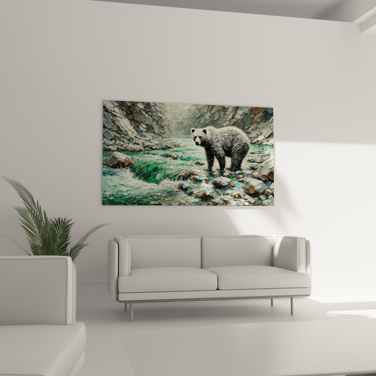 Ours brun sculpté en relief, fourrure grise et blanche, courant turquoise, au-dessus d'un canapé dans un salon lumineux