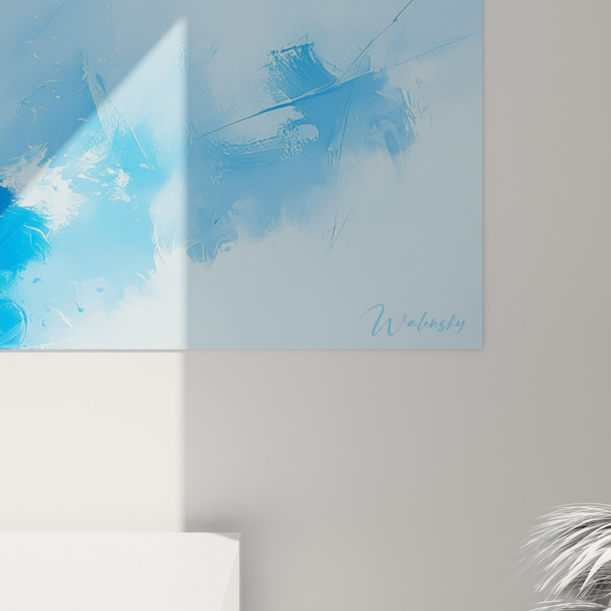 Empâtements bleu marine et blanc laiteux visibles de près sur la toile de l'ours brun, matière fluide et grain marqué