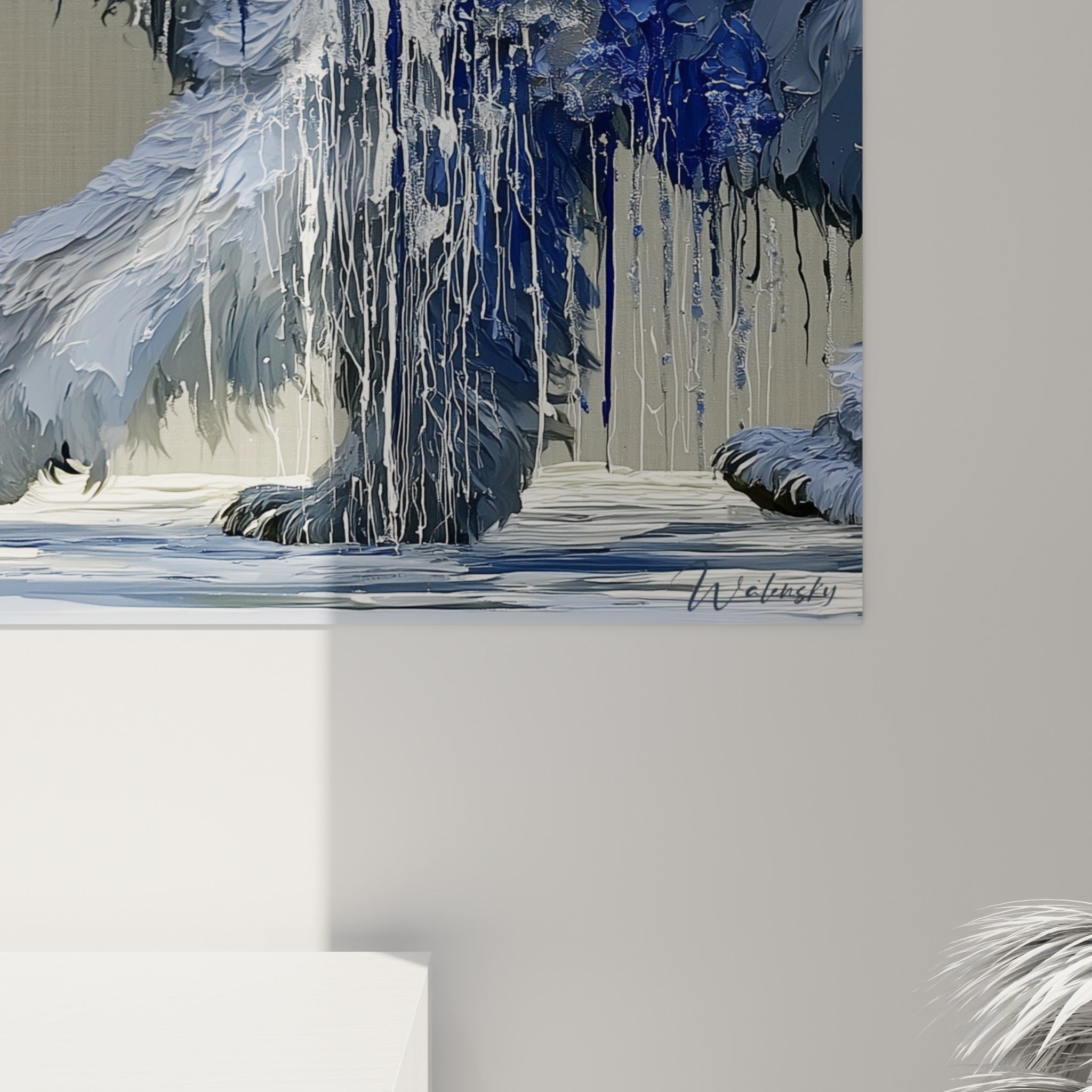 Empâtements bleu marine et coulures blanches se mêlant au gris anthracite sur la toile de l'ours brun