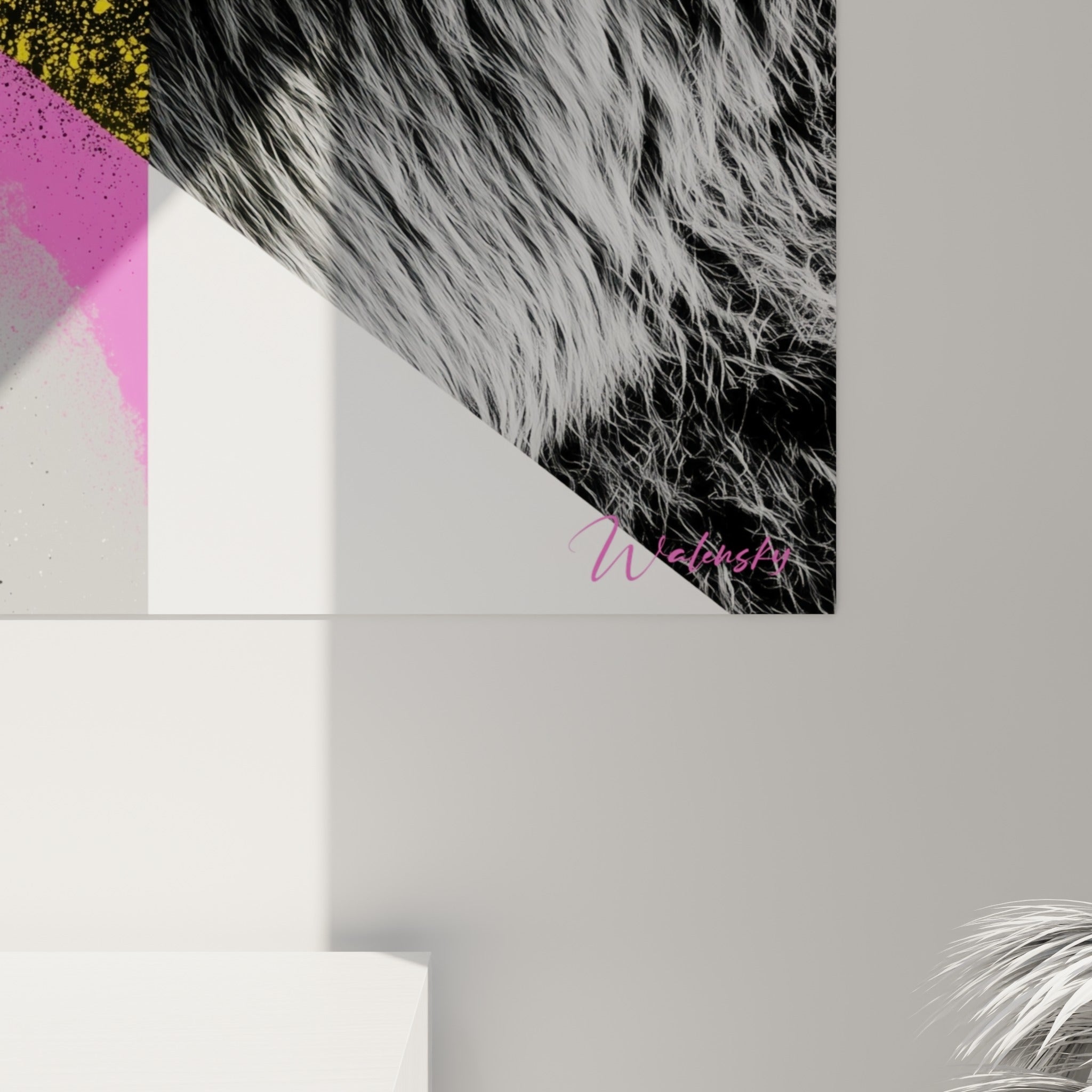 Détail de la fourrure grise et blanche de l'ours brun avec grain d'impression et éclaboussures roses visibles