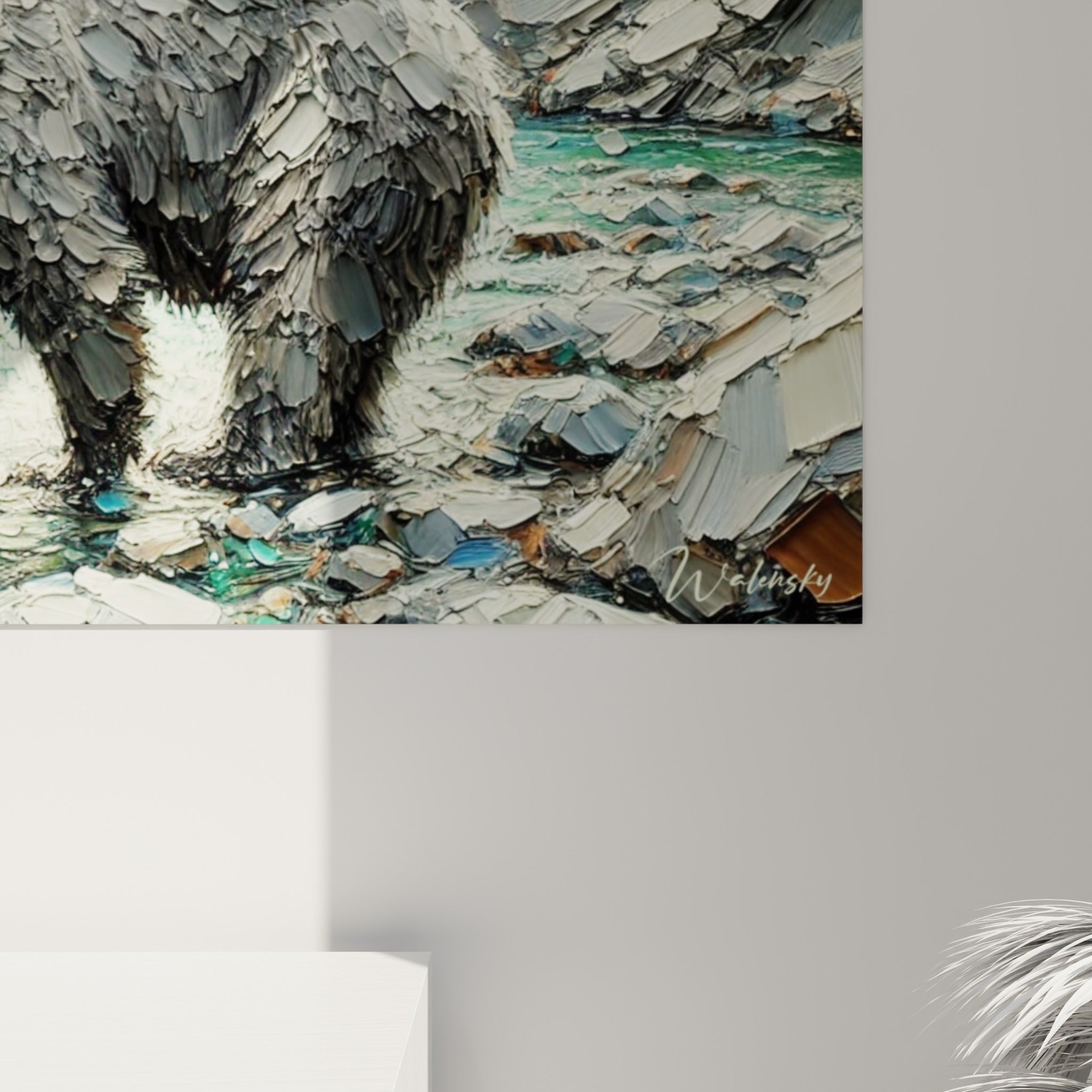 Empâtements épais gris, blancs et verts formant le pelage de l'ours et l'eau tumultueuse en gros plan