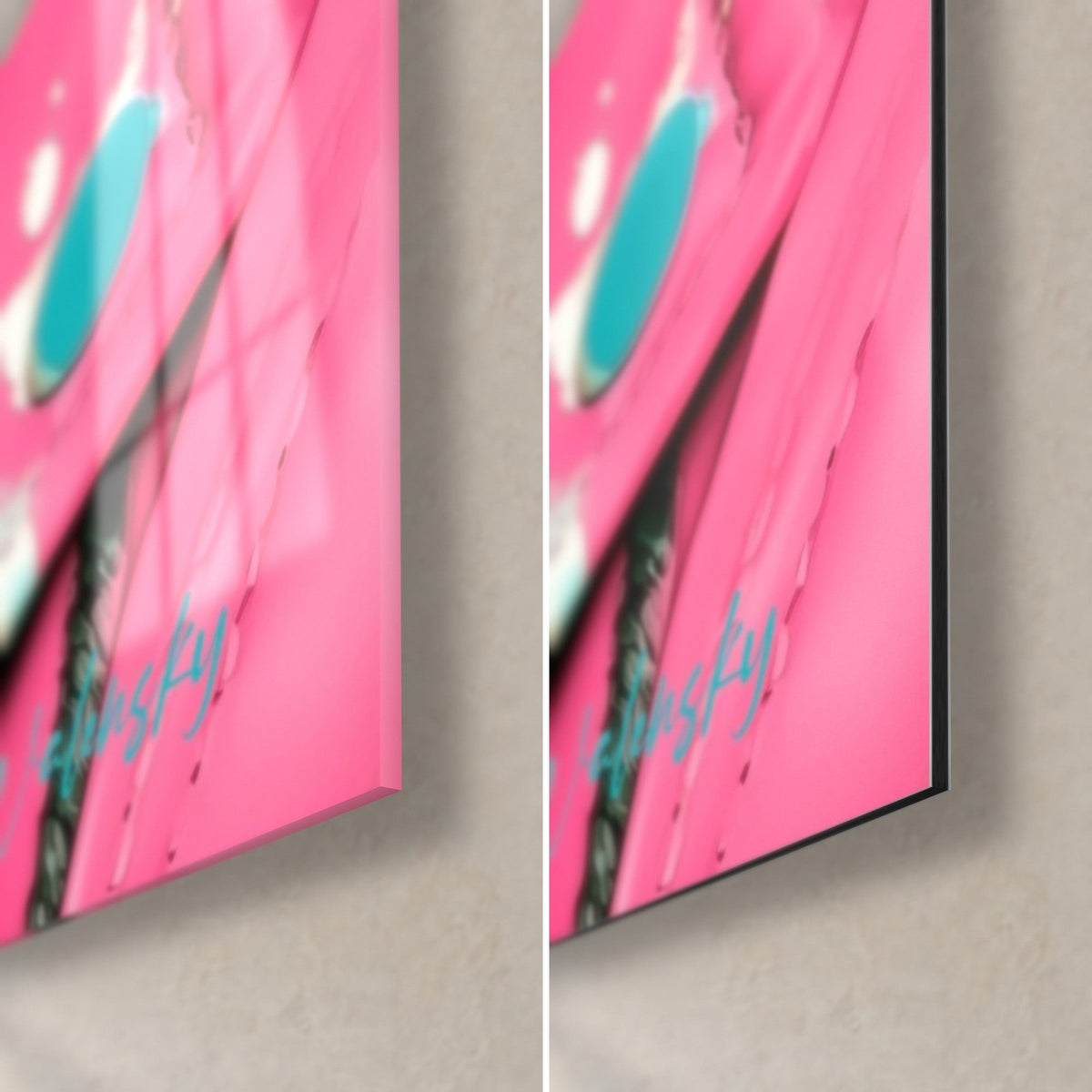 Quadro orso rosa e turchese, angolo in basso a destra: vetro acrilico lucido a sinistra, Dibond nero opaco a destra, spessore 3 mm