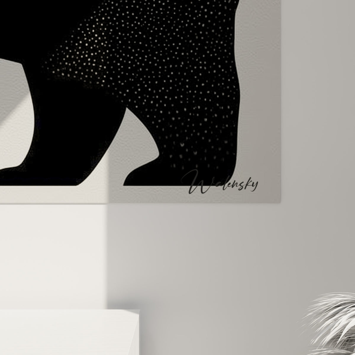 Détail des rayures noires et du grain texturé sur le pelage de l'ours brun, contraste gris et beige sable