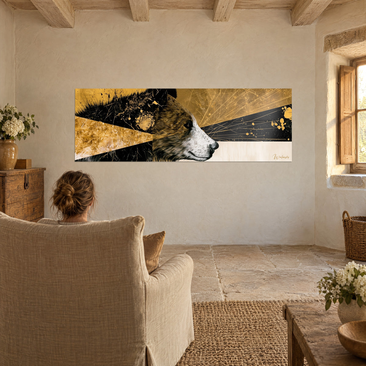 Tableau fauve au regard ambré, triangles d'or et de noir, signature Walensky dorée, femme de dos dans un fauteuil beige