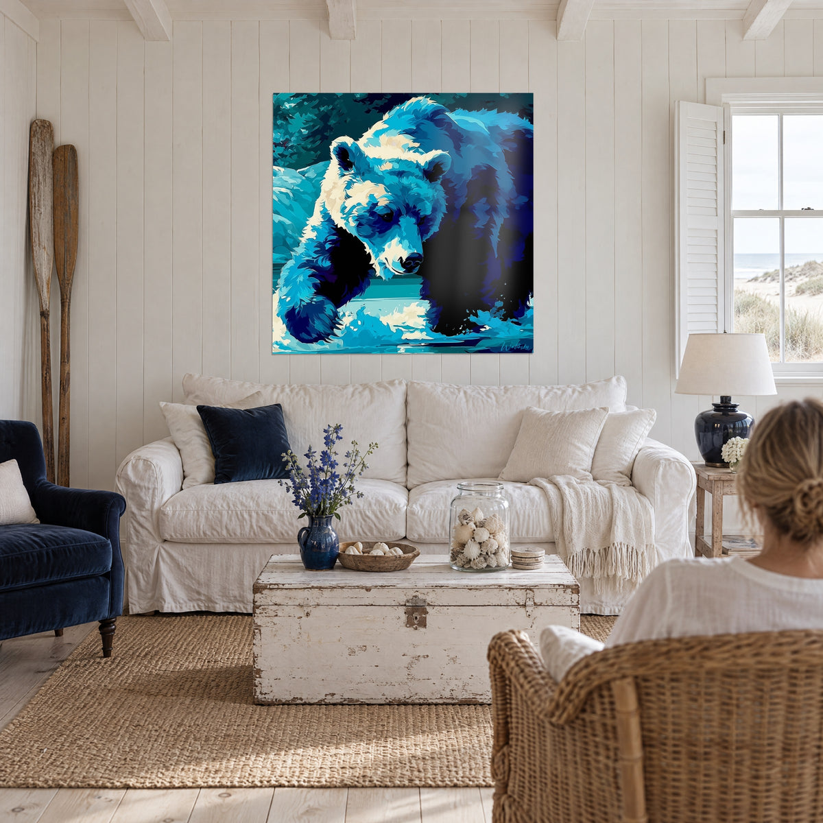 Gemälde Grizzlybär beim Fischfang, marineblaues und türkises Fell, Pfote im Wasser, über einem Sofa in einem hellen Wohnzimmer