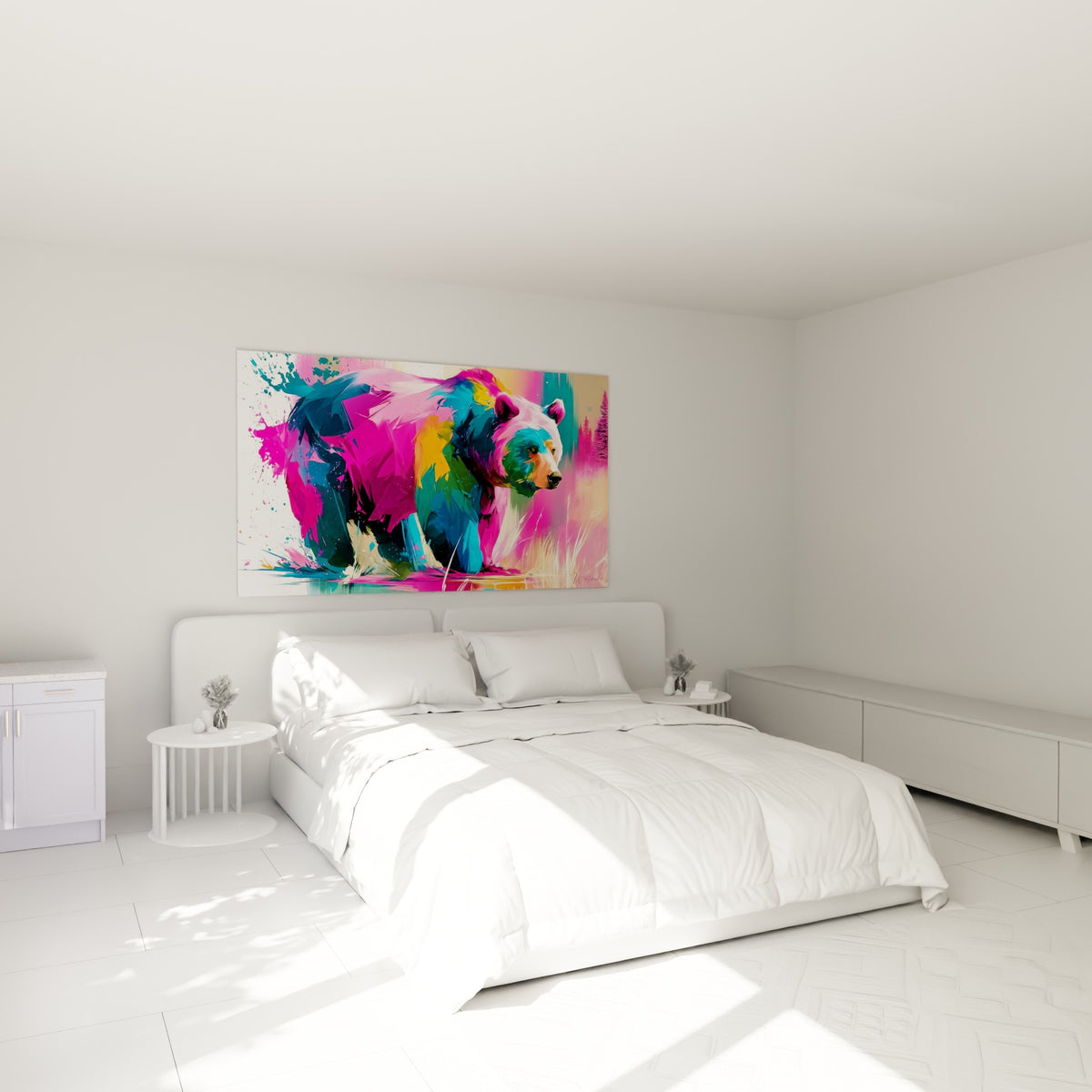 Ours brun coloré rose et doré accroché au-dessus d'un lit dans une chambre claire