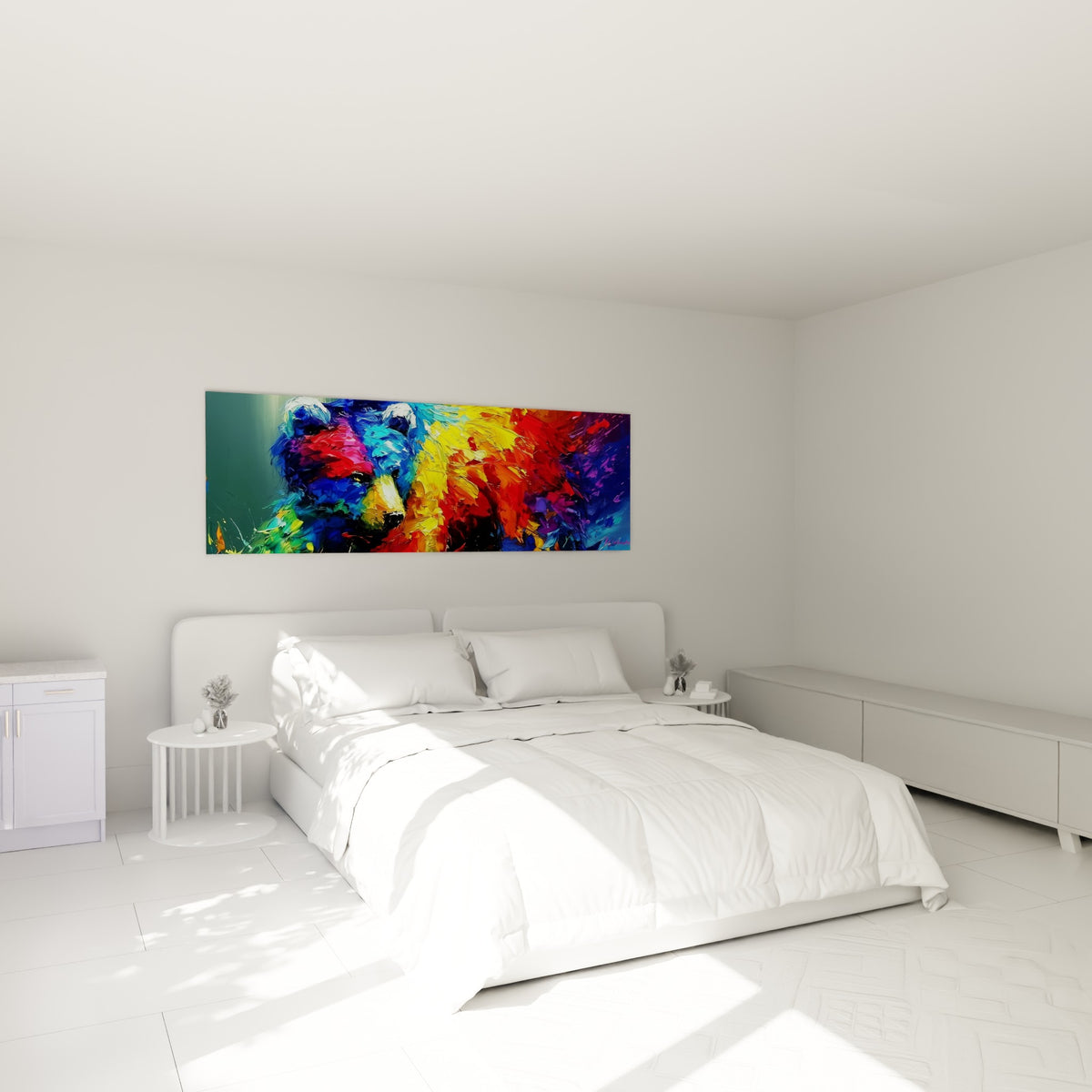 Ours brun coloré aux touches bleu turquoise et orange, accroché au-dessus d'un lit dans une chambre claire