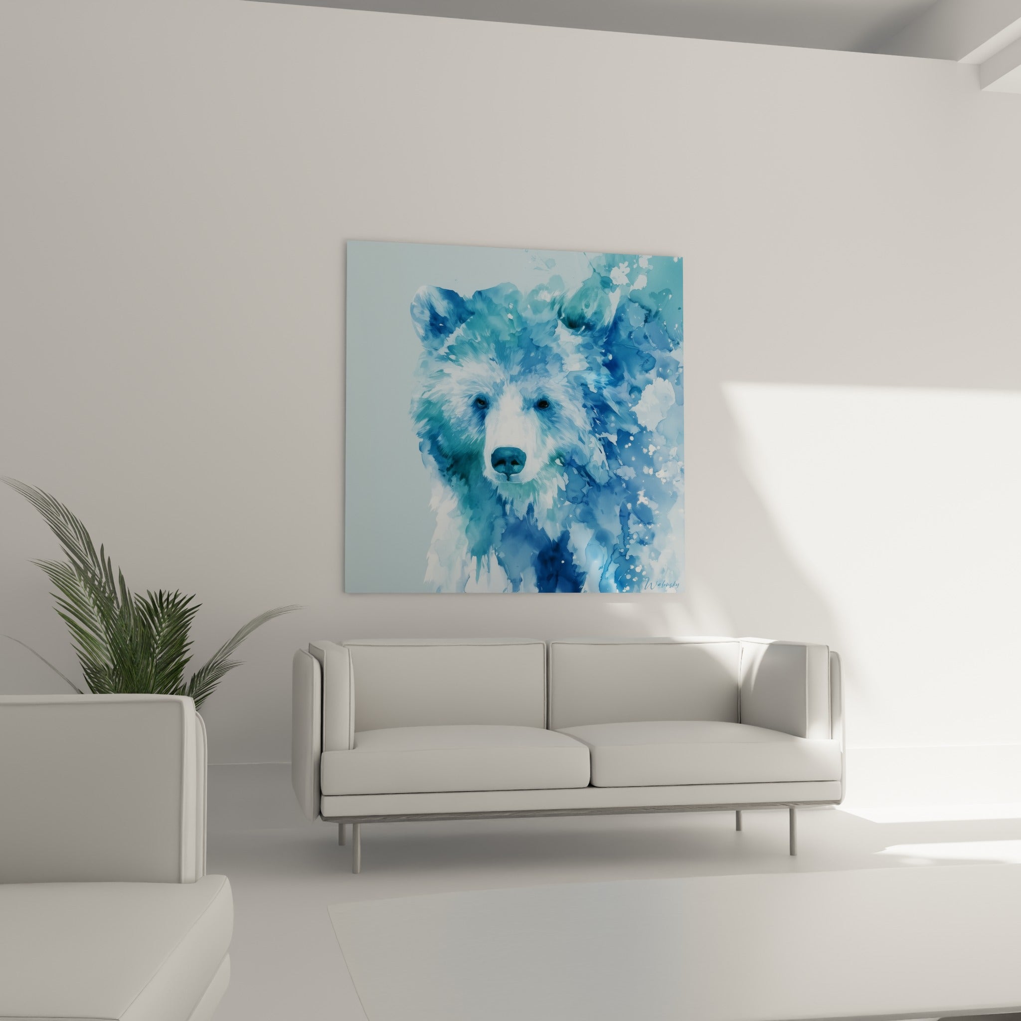 Regard sombre et fourrure turquoise de l'ours brun accroché au-dessus d'un canapé dans un salon lumineux