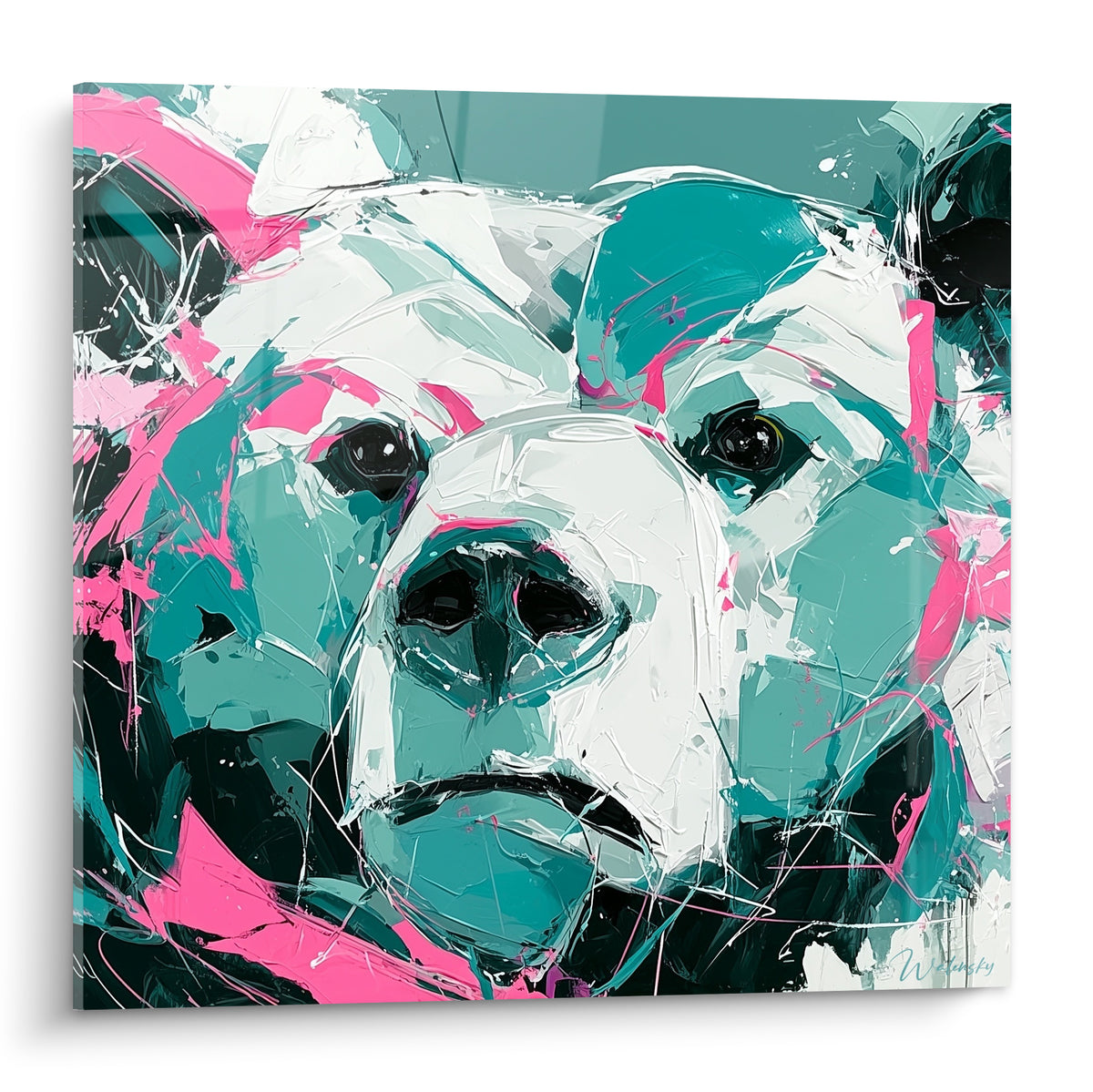 Ours brun peint en blanc, turquoise et rose vif, regard intense en plan rapproché sur fond anthracite