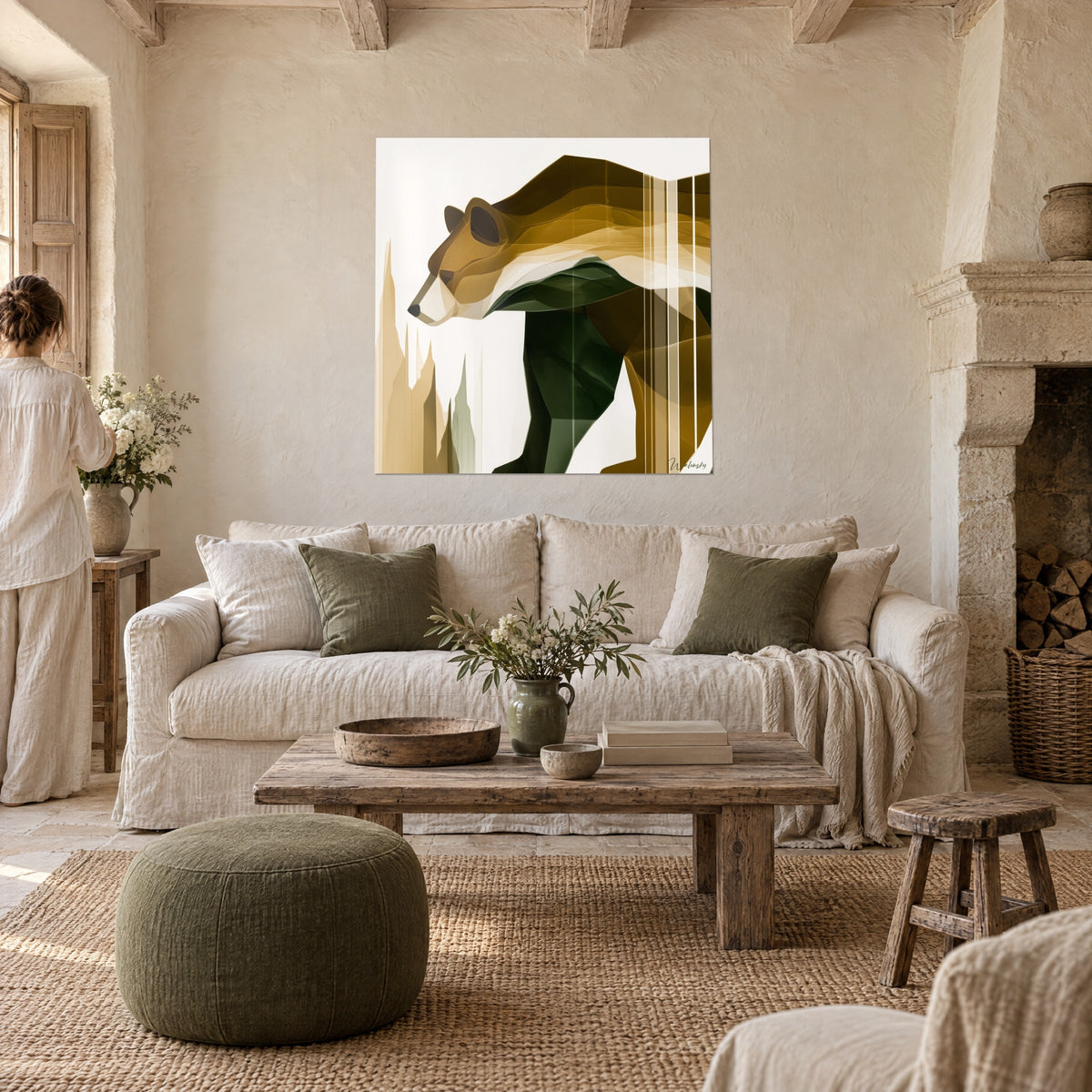 Gemälde stilisierter Bär in ockerfarbenen und tannengrünen Flächen, cremefarbene vertikale Streifen, über einem Sofa in einem hellen Wohnzimmer