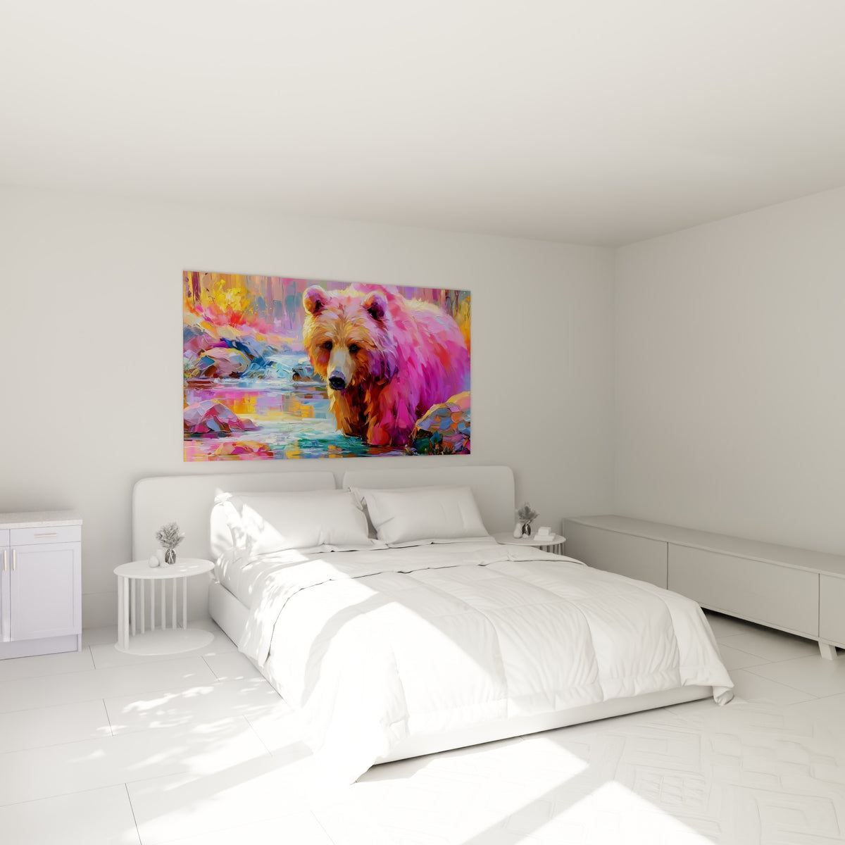 Ours brun fauve et magenta au regard fixe, accroché au-dessus d'un lit dans une chambre claire