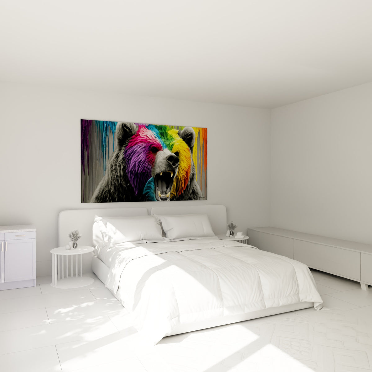 Gueule ouverte de l'ours brun multicolore rose et bleu turquoise accrochée au-dessus d'un lit dans une chambre claire