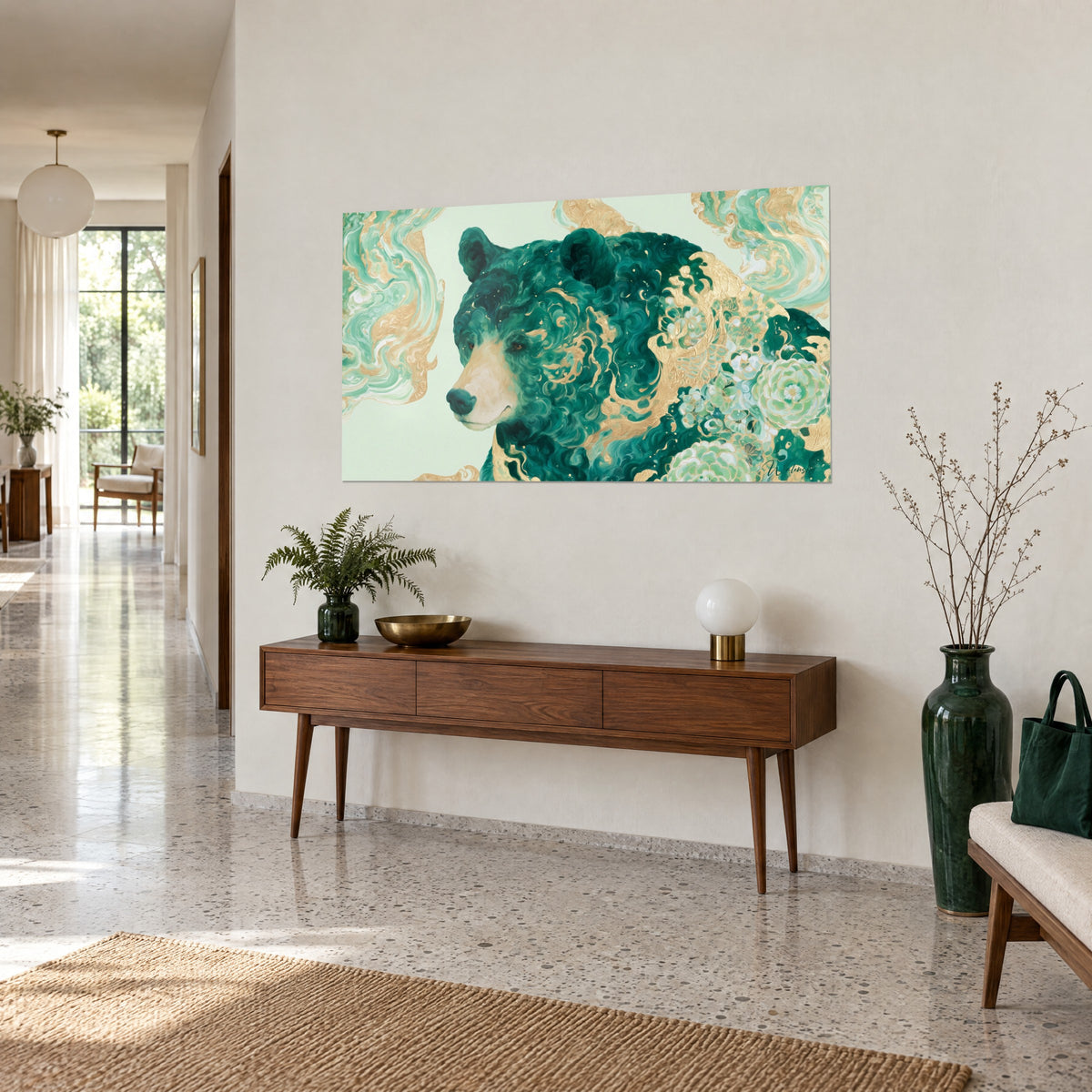 Tableau portrait d'ours aux boucles vert sapin et arabesques or, pivoines pâles à droite, au-dessus d'un buffet en bois dans un couloir