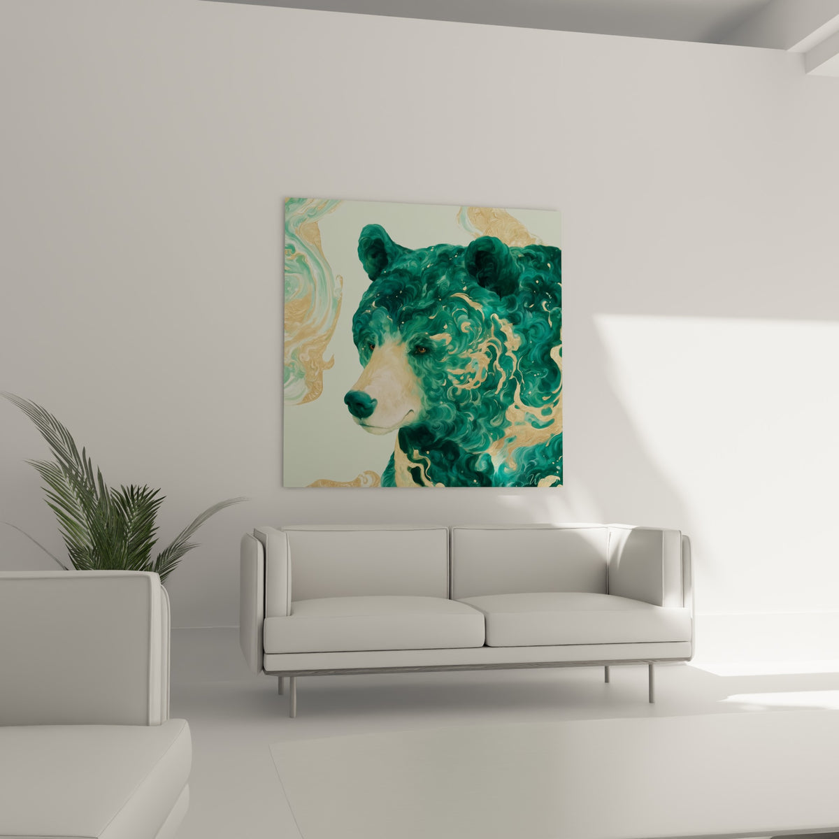 Volutes dorées sur pelage turquoise, ours brun accroché au-dessus d'un canapé dans un salon lumineux.