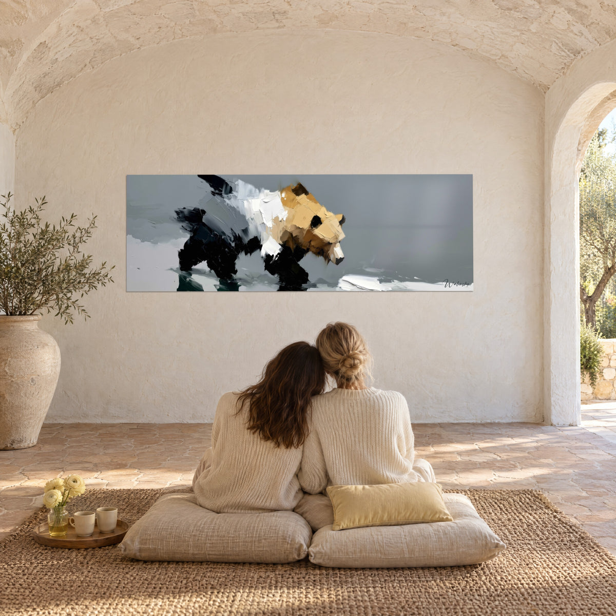 Cuadro de un oso solitario en pintura gruesa, lomo blanco y cabeza dorada sobre fondo gris, bajo una bóveda de piedra clara