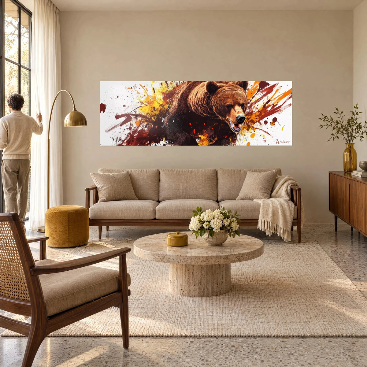 Tableau grizzly fauve en pleine charge, éclaboussures jaune soleil et rouge brique, au-dessus d'un canapé dans un salon lumineux