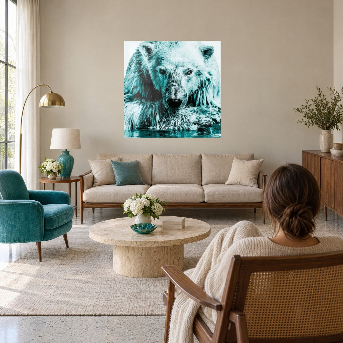 Tableau ours blanc au pelage trempé, museau noir et eau turquoise, au-dessus d'un canapé dans un salon lumineux