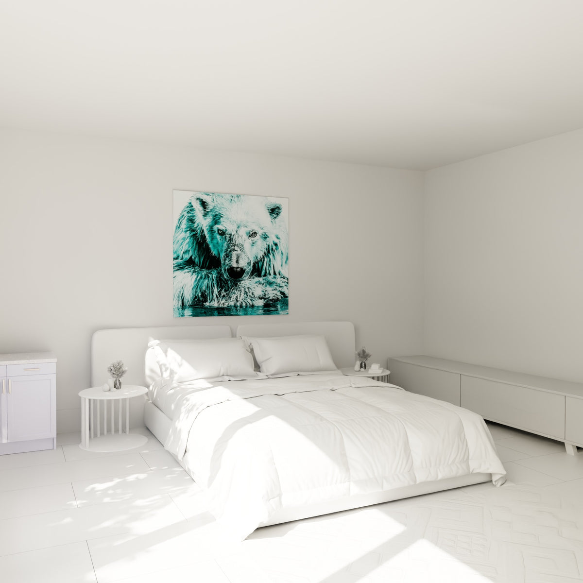Ours polaire aux tons bleutés et anthracite, mèches trempées, au-dessus d'un lit dans une chambre claire