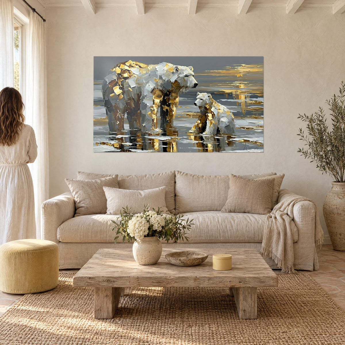 Gemälde Eisbärin mit Jungem in goldenen und grauen Spachtelstrichen, Spiegelungen im Wasser, über einem Sofa in einem hellen Wohnzimmer