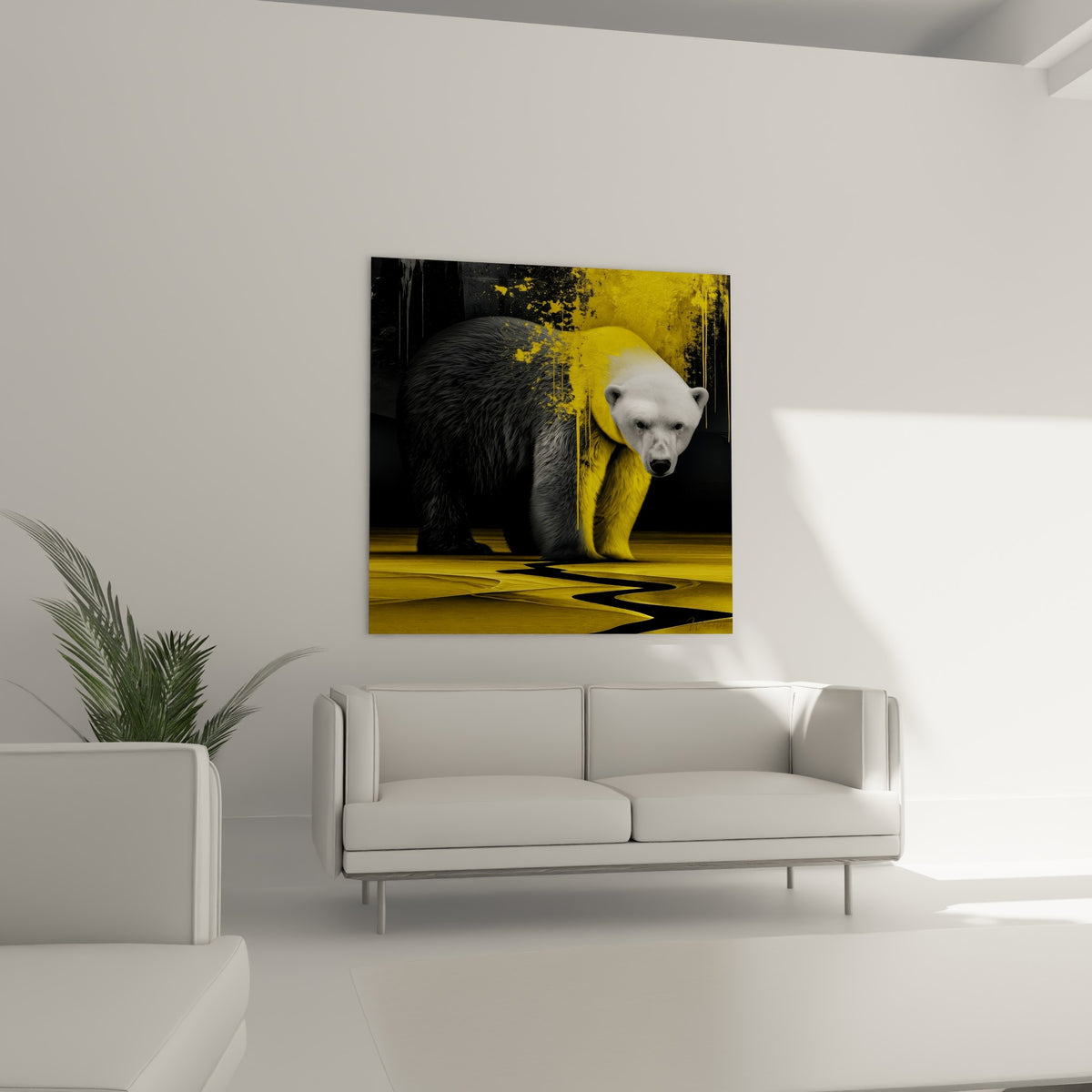 Ours polaire anthracite et doré, regard fixe, suspendu au-dessus d'un canapé dans un salon lumineux