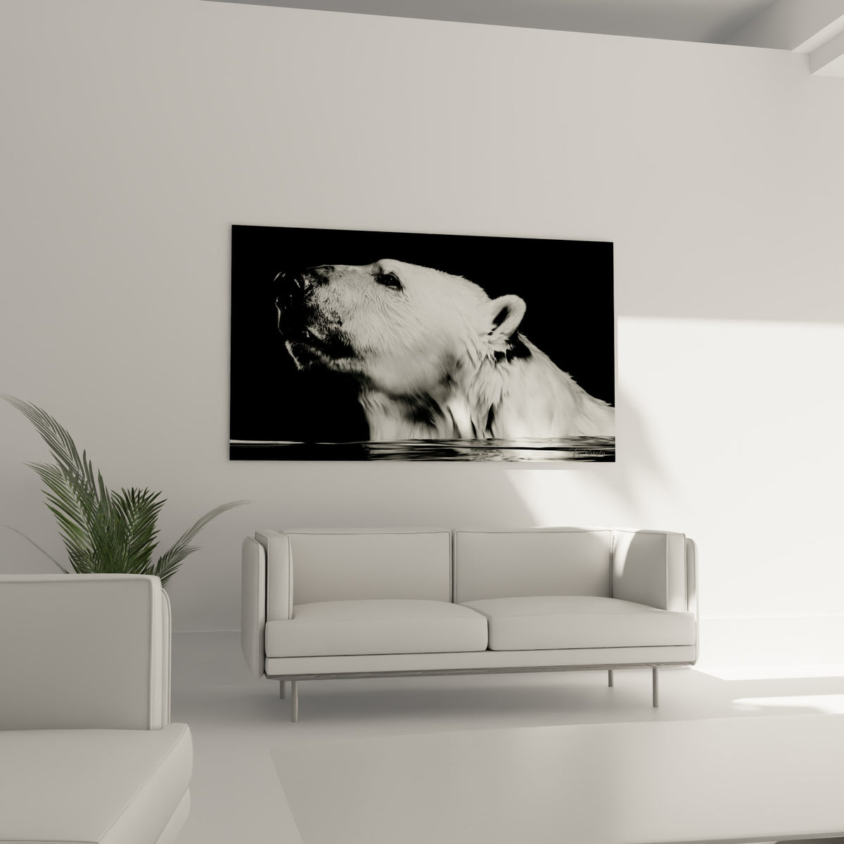 Regard vigilant d'un ours polaire monochrome accroché au-dessus d'un canapé dans un salon lumineux