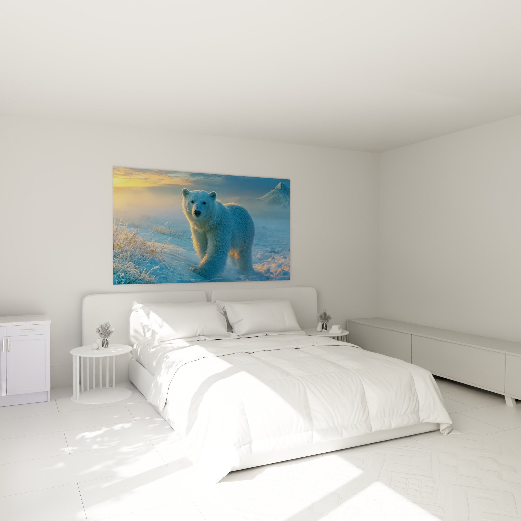 Ours polaire au pelage blanc et reflets bleutés, accroché au-dessus d'un lit dans une chambre claire