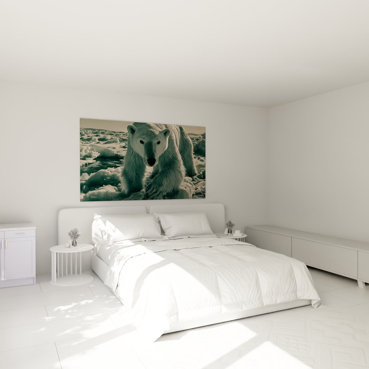 Regard perçant d'un ours polaire beige et crème au-dessus d'un lit dans une chambre claire