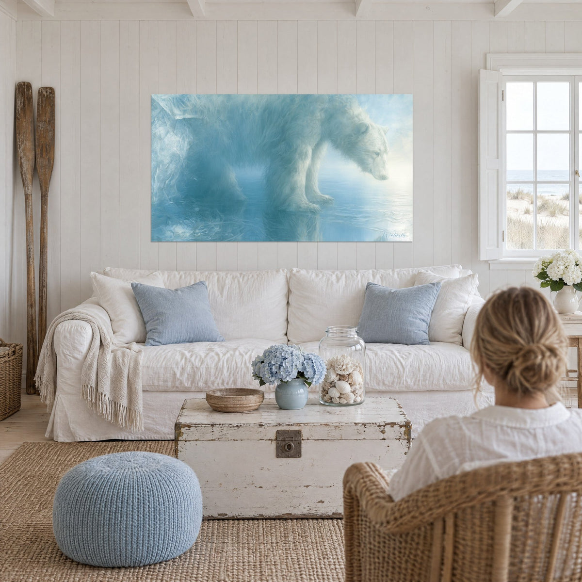 Quadro orso bianco chino sull'acqua blu ghiacciata, pelliccia brinata con riflessi argentati, sopra un divano in un soggiorno luminoso