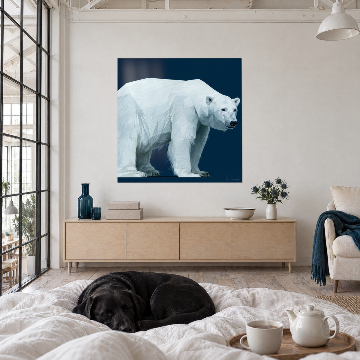 Tableau mammifère arctique ivoire sur fond bleu nuit, regardé par deux personnes de dos et un Labrador noir, au-dessus d'un lit dans une chambre claire