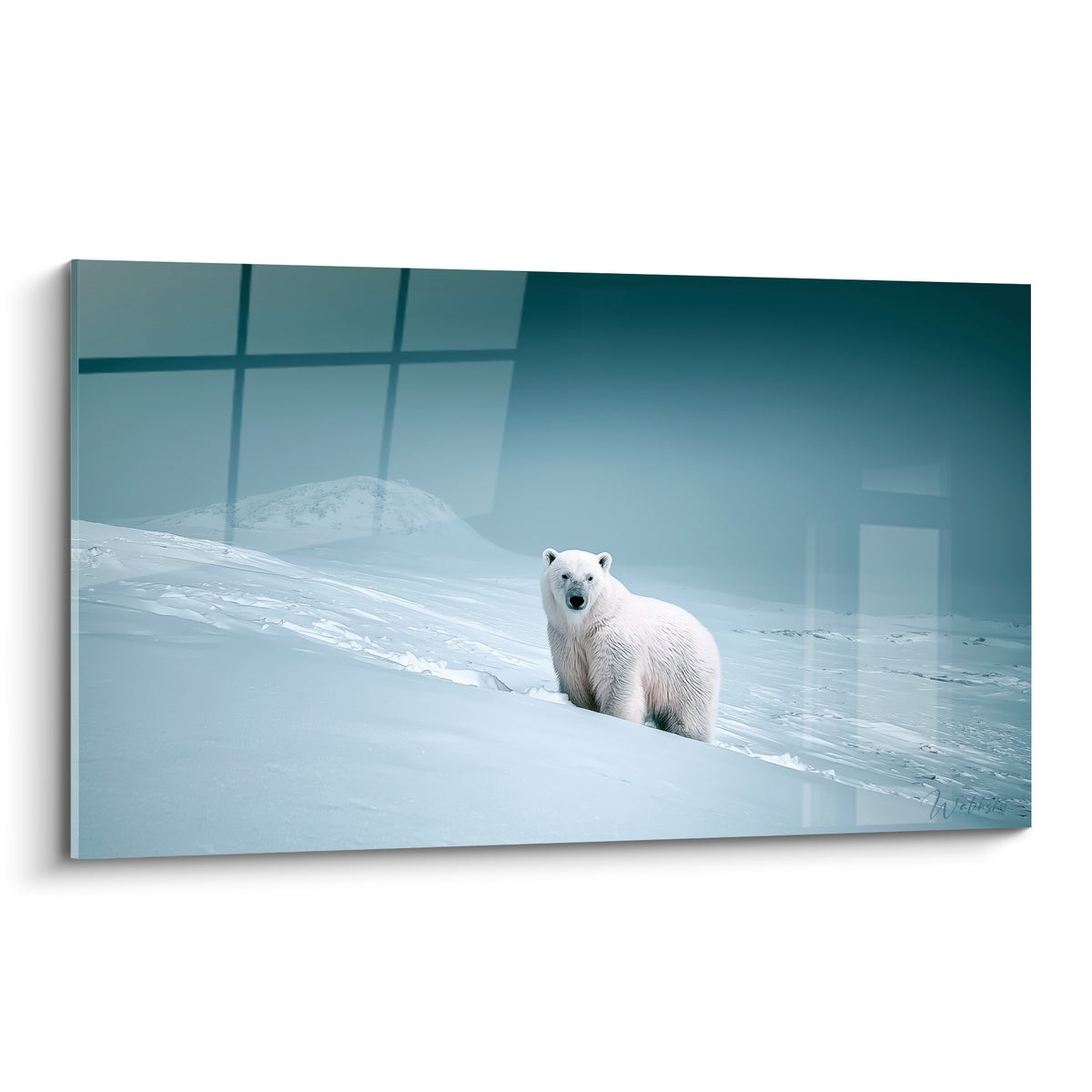 Ours polaire blanc immaculé posté sur une pente de neige bleu glacier, regard fixe et intense