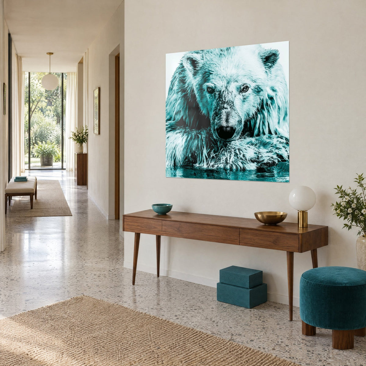 Tableau face-à-face avec un ours polaire, yeux sombres et fourrure bleu glacier, sur un mur beige, console en bois
