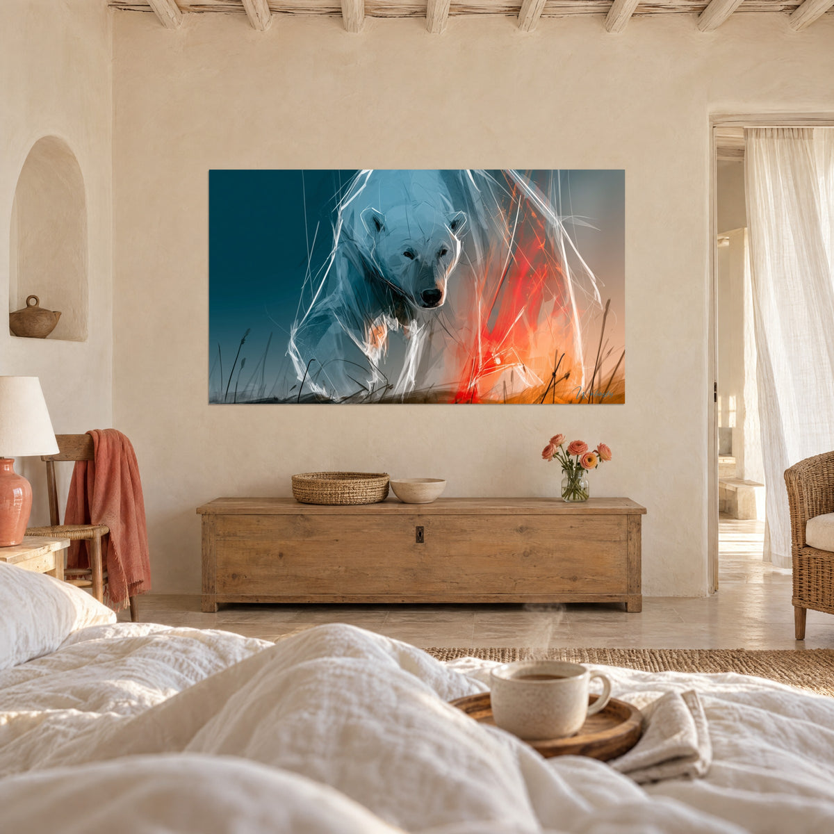 Schilderij grote ijsbeer in berijpt blauw met een felrode spatter, twee personen van achteren, boven een bed in een lichte slaapkamer