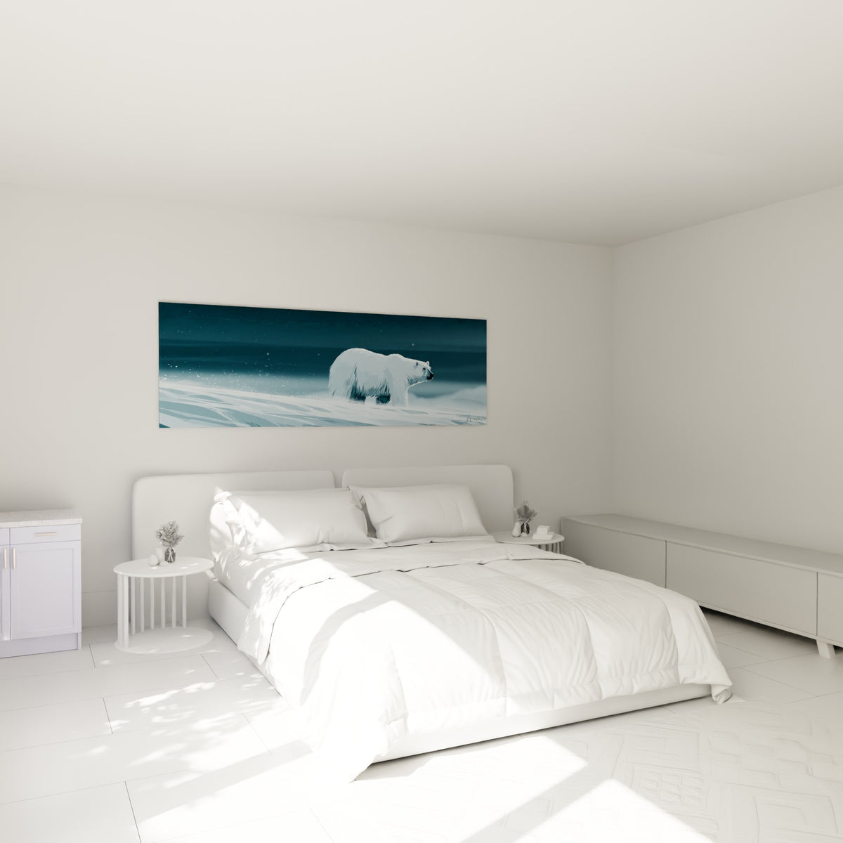 Silhouette d'ours polaire blanc traversant un décor bleu glacé, au-dessus d'un lit dans une chambre claire