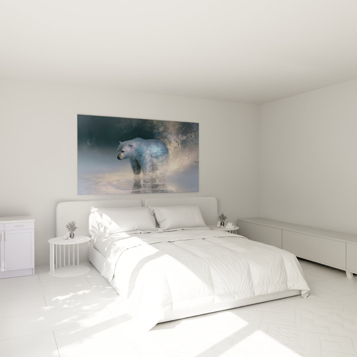 Silhouette d'ours polaire aux reflets anthracite et dorés, accrochée au-dessus d'un lit dans une chambre claire