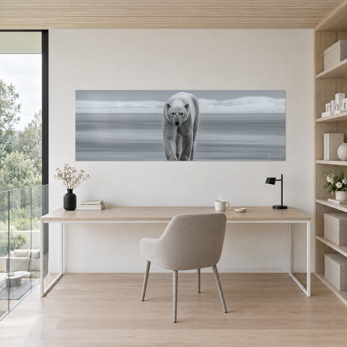Tableau ours polaire de face, fourrure blanche et reflets verticaux gris acier, accroché au-dessus d'un bureau en bois clair