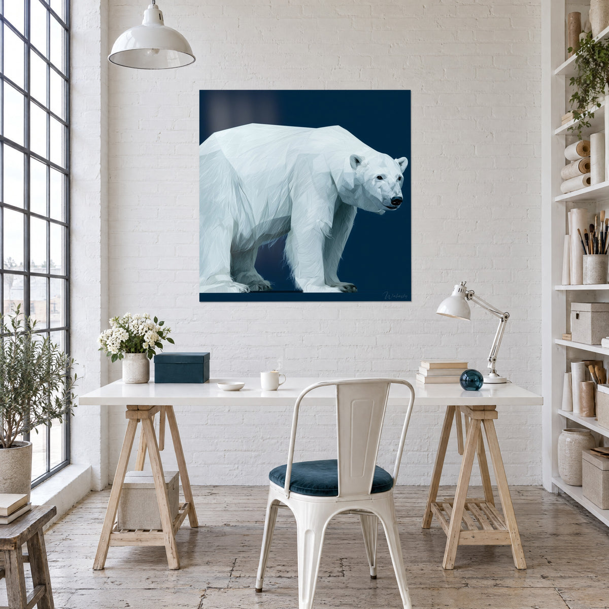 Tableau ourson géant au pelage argenté et museau noir, fond bleu pétrole, au-dessus d'un bureau blanc avec lampe articulée dans un loft